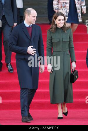 Der Herzog und die Herzogin von Cambridge gehen nach einem Besuch in der City Hall in Bradford, um sich einer Gruppe junger Leute aus der ganzen Gemeinschaft anzuschließen, um von dem Leben in der Stadt zu hören. Stockfoto