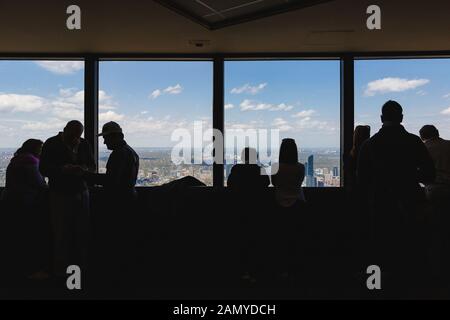 Von der Aussichtsplattform im CN Tower genießen Sie den Blick auf die Stadt Toronto Stockfoto