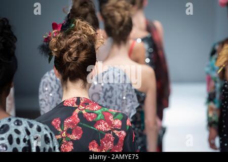 Fashion Show, Catwalk Landebahn, Startbahn Modelle auf dem Laufsteg während der Modenschau. Stockfoto