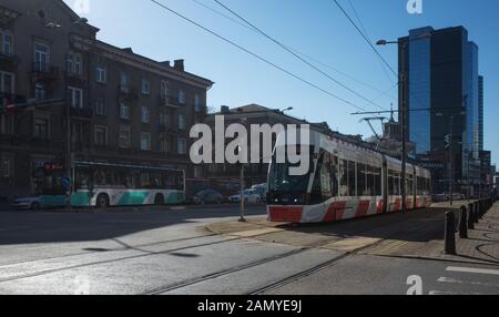 19. April 2019 in Tallinn, Estland. Niederflur-straßenbahn auf einer der Straßen der Stadt. Stockfoto