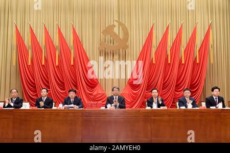 (200115) -- PEKING, 15. Januar 2020 (Xinhua) -- Chen Xi, Mitglied des Politbüros der Kommunistischen Partei Chinas (CPC) Zentralkomitees und präsident der Parteischule des CPC-Zentralkomitees, nimmt an einer Abschlussfeier für die Herbstklasse 2019 der Schule in Peking, Hauptstadt Chinas, am 15. Januar 2020 Teil. (Xinhua/Yue Yuewei) Stockfoto