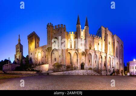 Palast der Päpste, einst Festung und Palast, einer der größten und bedeutendsten mittelalterlichen Bauwerke Europas, nachts Avignon, Frankreich Stockfoto