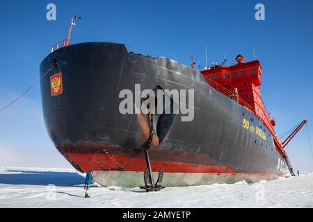 50 Jahre Sieg (russischer Icebreaker) auf Eis am geographischen Nordpol Stockfoto