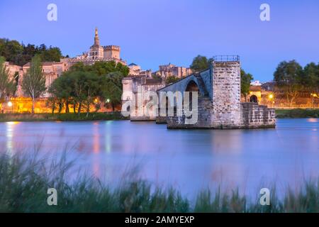 Panoramablick auf den berühmten mittelalterlichen Saint Benezet Brücke und Palast der Päpste am Abend blaue Stunde, Avignon, Südfrankreich. Stockfoto