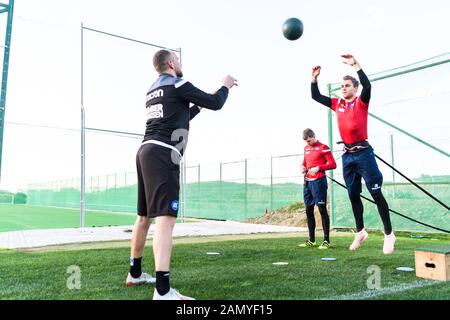 Torwarttraining: Torwarttrainer Markus Miller (KSC), Torwart Sven Mueller (KSC), (von links) .. Ges / Fußball / 2. Bundesliga: Karlsruher SC - Trainingslager, 15. Januar 2020 Fußball / Fußball: 2. Bundesliga: KSC Trainingslager, Karlsruhe, 15. Januar 2020 weltweite Nutzung Stockfoto