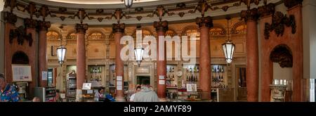 Interieur einer traditionellen portugiesischen Bäckerei, Pastelaria Padaria Sao Roque, Bairro Alto, Lissabon, Portugal Stockfoto