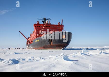 50 Jahre Sieg (russischer Icebreaker) auf Eis am geographischen Nordpol Stockfoto