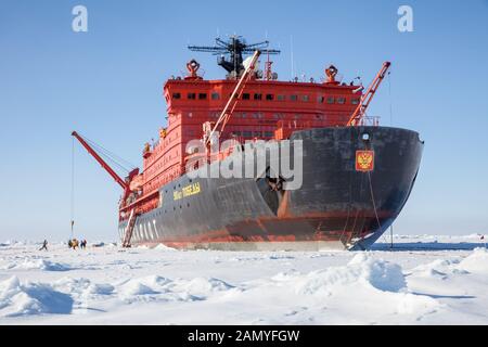 50 Jahre Sieg (russischer Icebreaker) auf Eis am geographischen Nordpol Stockfoto