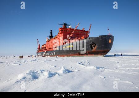 50 Jahre Sieg (russischer Icebreaker) auf Eis am geographischen Nordpol Stockfoto