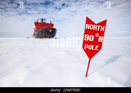 50 Jahre Sieg (russischer Icebreaker) auf Eis am geographischen Nordpol Stockfoto