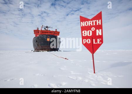 50 Jahre Sieg (russischer Icebreaker) auf Eis am geographischen Nordpol Stockfoto