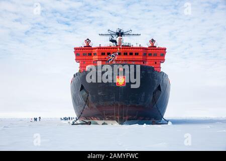50 Jahre Sieg (russischer Icebreaker) auf Eis am geographischen Nordpol Stockfoto