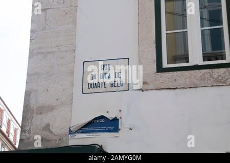 Straßenschild, Rua da Bica de Duarte Belo, Elevador da Bica, Standseilbahn Bica, Bairro Alto, Lissabon, Portugal Stockfoto
