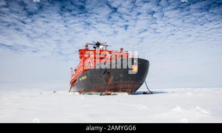 50 Jahre Sieg (russischer Icebreaker) auf Eis am geographischen Nordpol Stockfoto