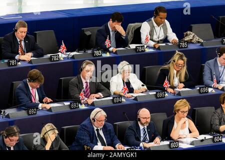 Straßburg, Frankreich. 15. Januar 2020, Frankreich, Straßburg: Brexit Parteichef Nigel Farage (Mittellauf, 2. Von links) sitzt während seiner letzten Sitzungswoche im Plenum des Europäischen Parlaments. Es ist die letzte Woche der Sitzung mit britischen Abgeordneten anwesend, da sie am 31. Januar, wenn der brexit in Kraft tritt, ihre Mandate verlieren werden. Foto: Philipp von Ditfurth / dpa Credit: Dpa Bildbündnis / Alamy Live News Stockfoto