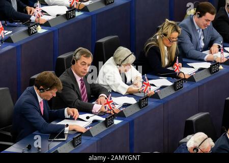 Straßburg, Frankreich. 15. Januar 2020, Frankreich, Straßburg: Brexit Parteichef Nigel Farage (2. Von links) sitzt während seiner letzten Sitzungswoche im Plenarsaal des Europäischen Parlaments. Foto: Philipp von Ditfurth / dpa Credit: Dpa Bildbündnis / Alamy Live News Stockfoto