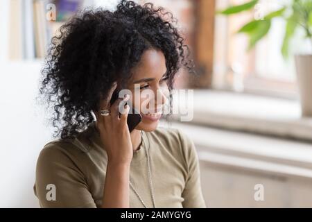 Nahaufnahme der fröhlichen schwarzen Frau lächelt telefonieren Stockfoto