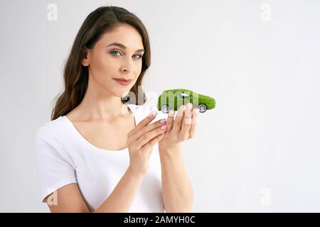 Kreatives Konzept des umweltfreundlichen Autos Stockfoto