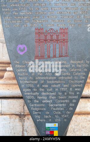 Die Kirche Santa Catarina aus dem 16. Jahrhundert (1757 Umgebaut) in Largo do Calhariz, Lissabon, Portugal Stockfoto