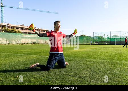 Estepona, Spanien. Januar 2020. Spielwarttraining: Torwart Sven Mueller (KSC) jubelt. Deutschland/Fußball/2. Bundesliga: Karlsruher SC - Trainingslager, 15. Januar 2020 Fußball/Fußball: 2. Bundesliga: KSC Trainingslager, Karlsruhe, 15. Januar 2020 weltweite Nutzung Credit: Dpa/Alamy Live News Stockfoto