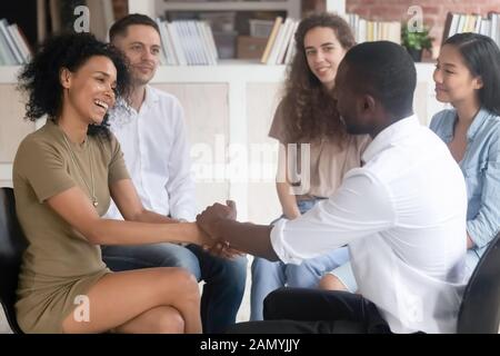 Schwarze Männer halten Hände zeigen Unterstützung für entlastete Frauen Stockfoto