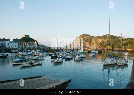 Hafen von Ilfracombe Devon, Vereinigtes Königreich, Boote im Hafen Capstone Hill und St. Nikolaus Kapelle, in frühen Abend licht Stockfoto