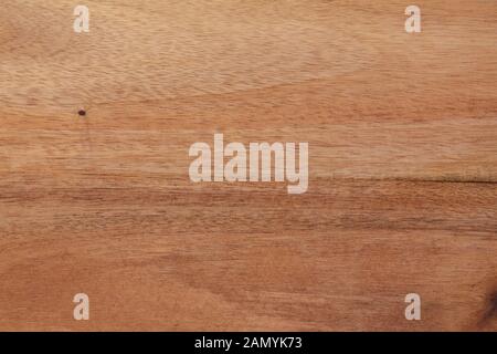 Textur der bearbeiteten Laubholz Planke in natürlicher Farbe. selektive Fokus mit geringer Tiefenschärfe. Stockfoto