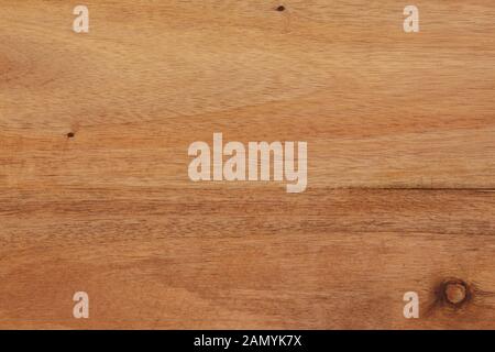 Textur der bearbeiteten Laubholz Planke in natürlicher Farbe. selektive Fokus mit geringer Tiefenschärfe. Stockfoto