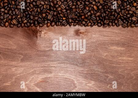 Kaffeebohnen Streifen auf dunklem Holz Textur Hintergrund, Copyspace für die Text-Bild Stockfoto