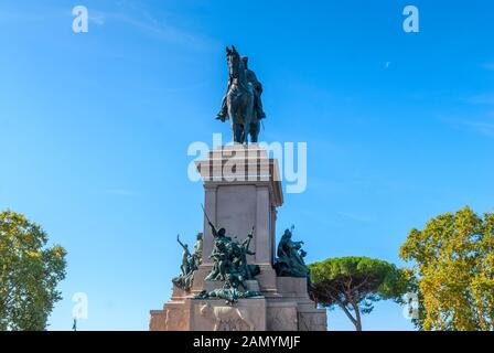 Reiterdenkmal von Giuseppe Garibaldi, in Rom auf dem höchsten Punkt des Janiculum-Hügels auf dem Platz "Piazzale Garibaldi", Rom, Italien platziert Stockfoto