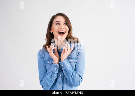 Aufgeregte Frau, die auf Studioaufnahmen blickt Stockfoto