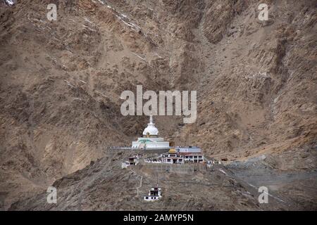 Blick Landschaft und Shanti Stupa auf einem Hügel in Chanspa für das tibetische Volk und Reisende Ausländer Reisen besuchen und Respekt beten Buddha Pagode im L Stockfoto