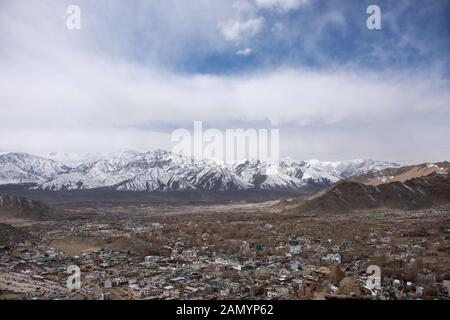 Blick Landschaft und Stadtbild von Leh Ladakh Dorf mit hohen Bergkette aus Sicht Tsemo Maitreya Tempel oder Kloster Namgyal Tsemo während Wint Stockfoto