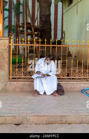 Ein inder, der mit traditioneller Kleidung auf der Straße auf dem Handy spricht, Madurai, Südindien Stockfoto