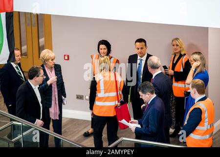 Taoiseach Leo Varadkar (blaue Krawatte) mit den Parteikollegen Tanaiste und Minister für Auswärtige Angelegenheiten und Handel Simon Coveney (rote Krawatte), Minister für Finanzen und öffentliche Ausgaben und Reform Paschalal Donohoe (zweite von rechter Haltezeitung), Ministerin für Wirtschaft, Unternehmen und Innovation Heather Humphreys (pinkfarbener Schal), Minster für europäische Angelegenheiten Helen McEntee (blaues Kleid) spricht zusammen mit Mitarbeitern von Combilift, bevor sie den Allgemeinen Wahlkampf Der Fine Gael in der Fabrik in Annahagh, Co. Monaghan startet. Stockfoto