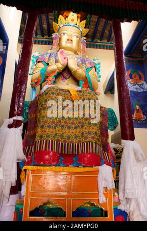 JAMMU, Kaschmir, Indien - MÄRZ 19: Buddha Maitreya in Tsemo Maitreya Tempel oder Kloster Namgyal Tsemo für Menschen reisen besuchen Sie Respekt Gebet an Leh L Stockfoto