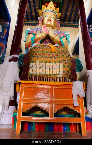 JAMMU, Kaschmir, Indien - MÄRZ 19: Buddha Maitreya in Tsemo Maitreya Tempel oder Kloster Namgyal Tsemo für Menschen reisen besuchen Sie Respekt Gebet an Leh L Stockfoto