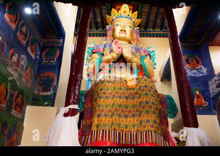 JAMMU, Kaschmir, Indien - MÄRZ 19: Buddha Maitreya in Tsemo Maitreya Tempel oder Kloster Namgyal Tsemo für Menschen reisen besuchen Sie Respekt Gebet an Leh L Stockfoto