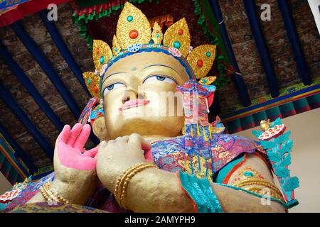 JAMMU, Kaschmir, Indien - MÄRZ 19: Buddha Maitreya in Tsemo Maitreya Tempel oder Kloster Namgyal Tsemo für Menschen reisen besuchen Sie Respekt Gebet an Leh L Stockfoto