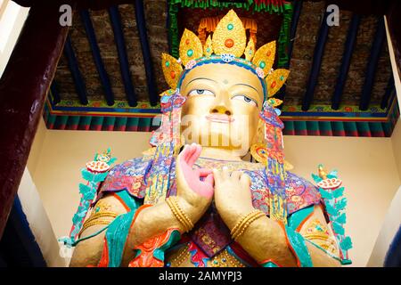 JAMMU, Kaschmir, Indien - MÄRZ 19: Buddha Maitreya in Tsemo Maitreya Tempel oder Kloster Namgyal Tsemo für Menschen reisen besuchen Sie Respekt Gebet an Leh L Stockfoto