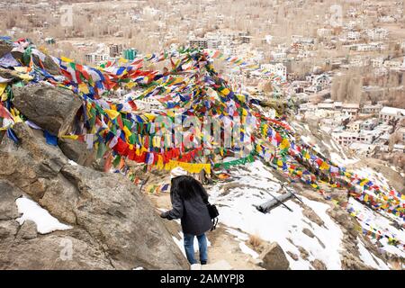 JAMMU, Kaschmir, Indien - MÄRZ 20: Traveler Thai Frauen gebunden, Gebet und Segen Fahnen auf dem Berg des Klosters Thiksey und Namgyal Tsemo Gompa im Leh Lada Stockfoto