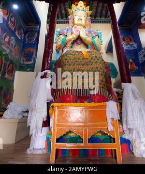 JAMMU, Kaschmir, Indien - MÄRZ 19: Buddha Maitreya in Tsemo Maitreya Tempel oder Kloster Namgyal Tsemo für Menschen reisen besuchen Sie Respekt Gebet an Leh L Stockfoto