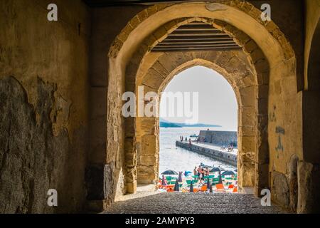 Die Beachfront in Cefalù, Sizilien. Historische Cefalu ist ein wichtiges touristisches Ziel in Sizilien. Stockfoto