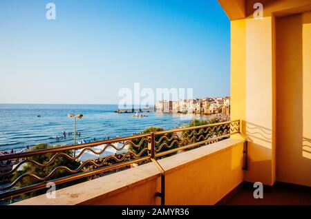 Am Strand balkon Cefalu, Sizilien. Historische Cefalu ist ein wichtiges touristisches Ziel in Sizilien. Stockfoto