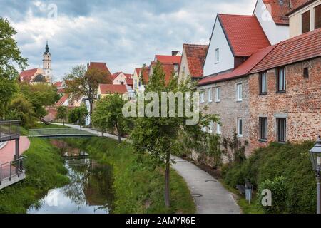 Sagenumwobene Häuser der Donaufworth Altstadt, ein Teil der beliebten Romantischen Straße touristischer Route in Schwaben, Bayern, Deutschland Stockfoto