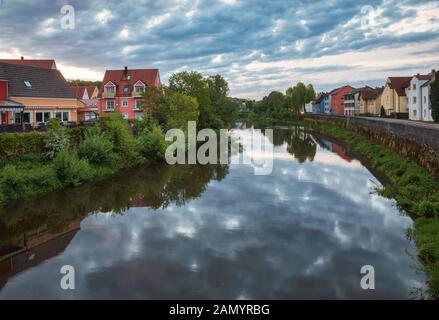 Bunte Gebäude am Wornitzer Ufer in Morgenlicht, Donaufworth, Schwaben, Bayern, Deutschland Stockfoto