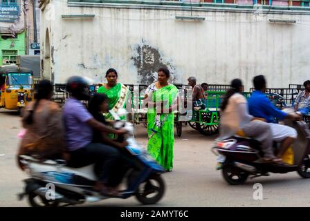 Indische Frauen auf der Straße mit Verkehr, Madurai, Südindien