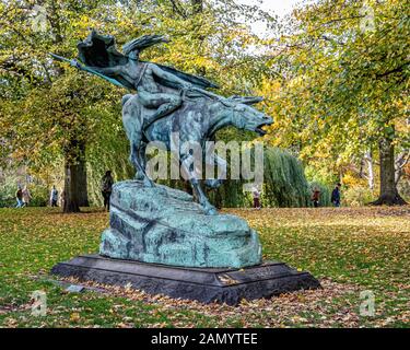Bronzestatue einer Walküre, eine weibliche Figur in der nordischen Mythologie von Bildhauer Stephan Schumann 1908 in Churchill Park entworfen, Copehhagen, Dänemark Stockfoto