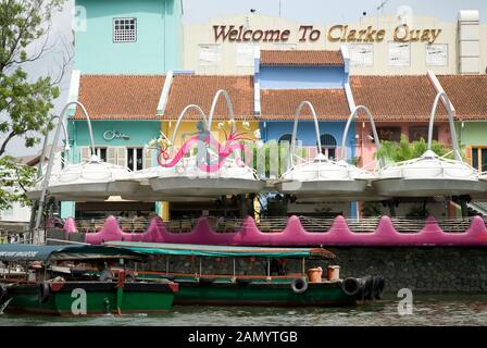 Blick über den Fluss von Zeichen, Clarke Quay, Singapur Stockfoto