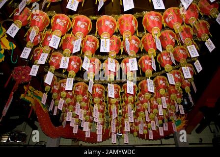 Papierlaternen mit Gebeten, Leong San Siehe Tempel, Little India, Singapur Stockfoto